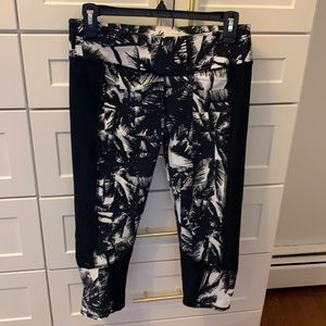 Fabletics Black and White Palm tree Cropped Legging size small